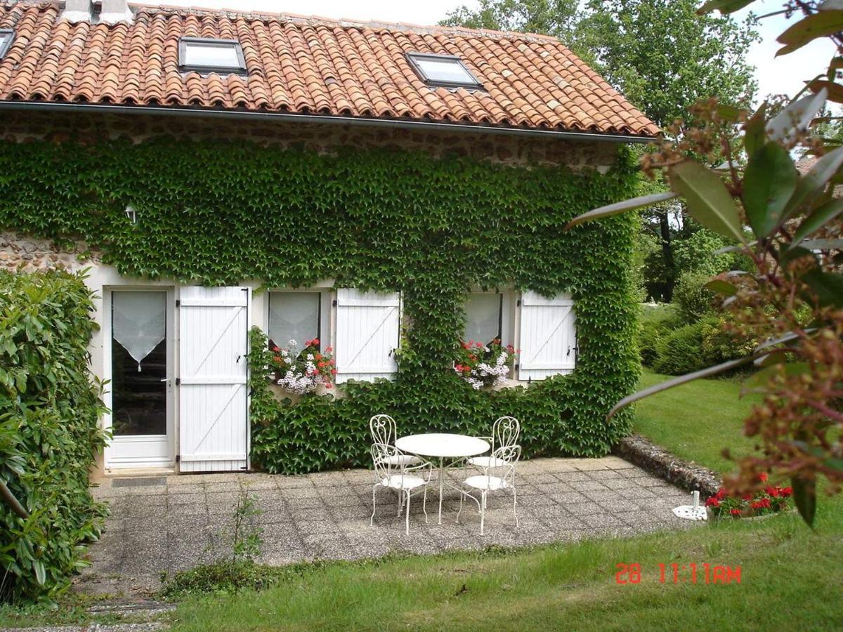 Gite 4 Personnes Situe Aux Portes Du Perigord Saint-Adjutory Exterior foto